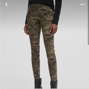 Banana Republic Camo Pants. In great condition size 4p